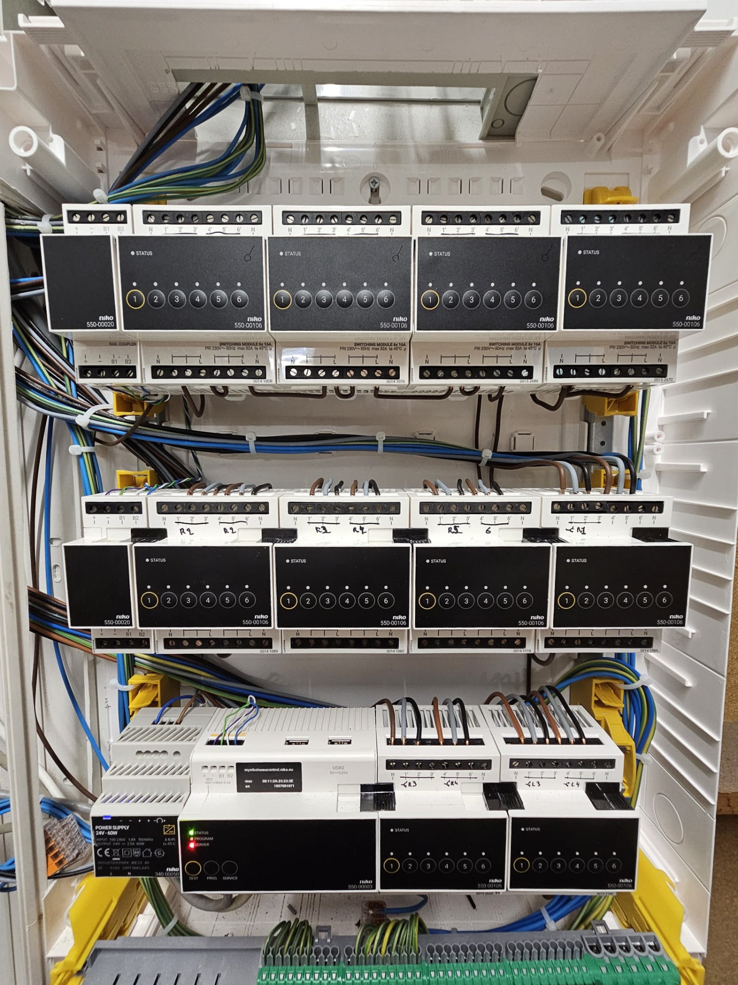 Netjes afgewerkte domotica-verdeelkast