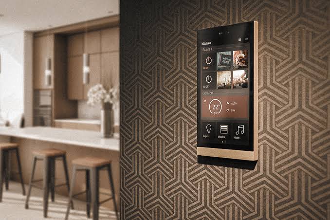 Basalte Ellie touchpaneel voor KNX domotica in een moderne woning
