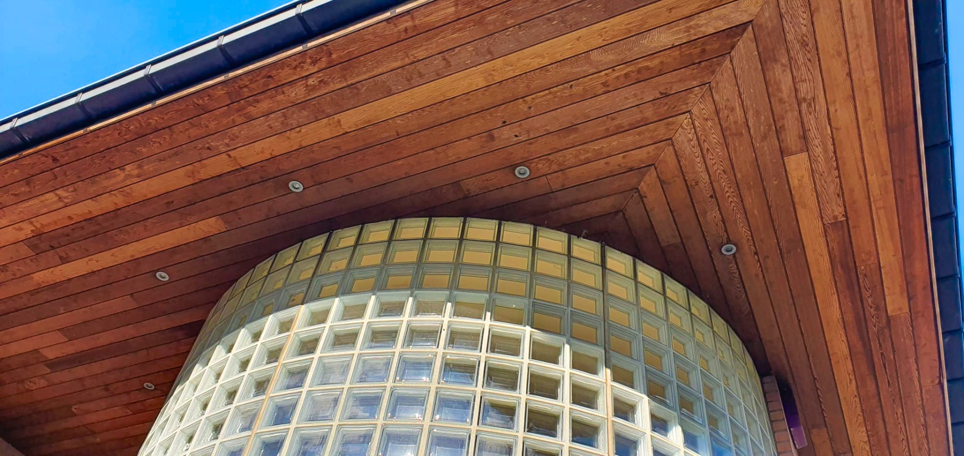 Houten gevel met discreet ingewerkte LED-spots, buitenverlichting Lightwise