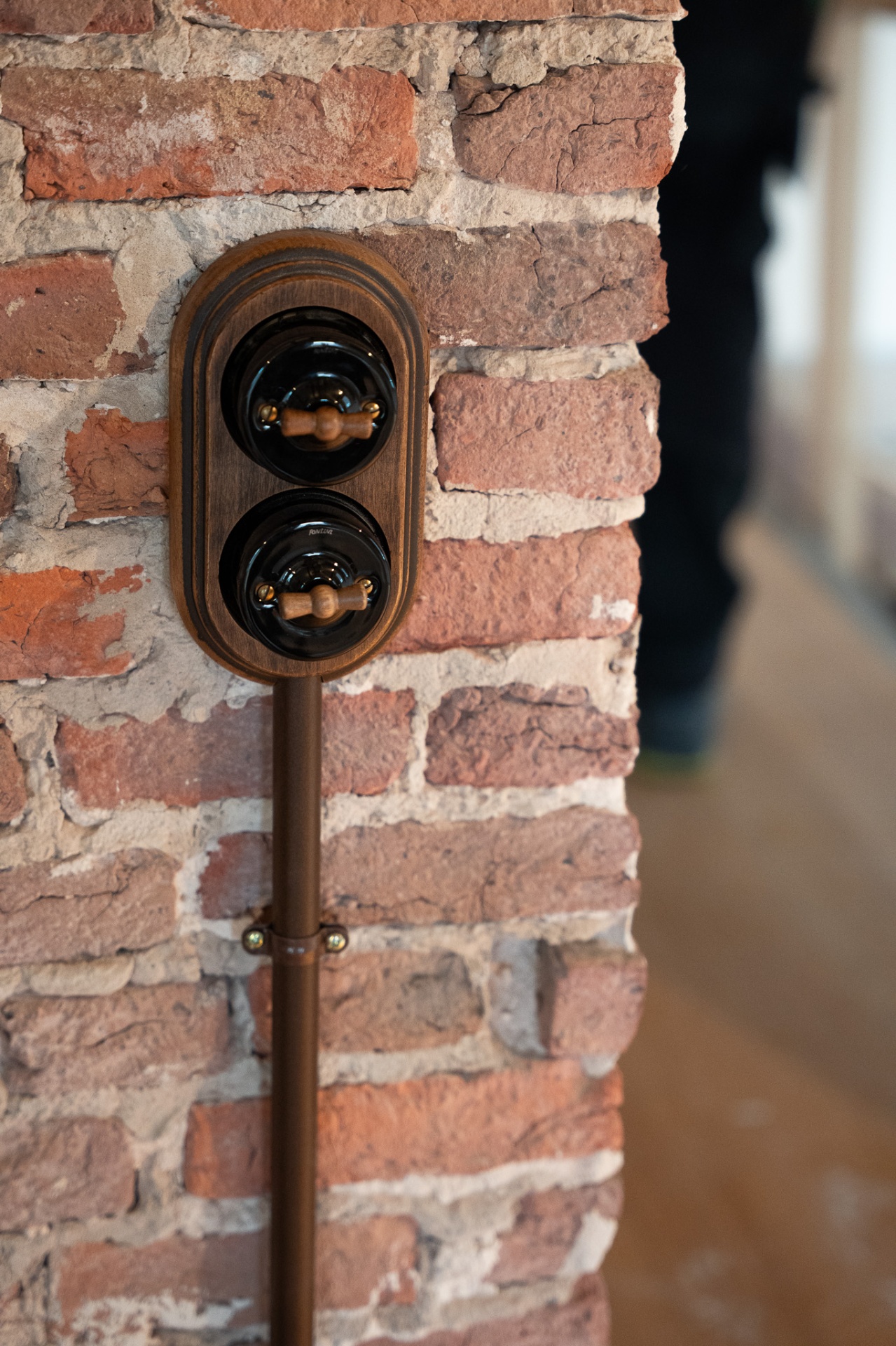 Vintage bakeliet-schakelaar op oude bakstenen muur