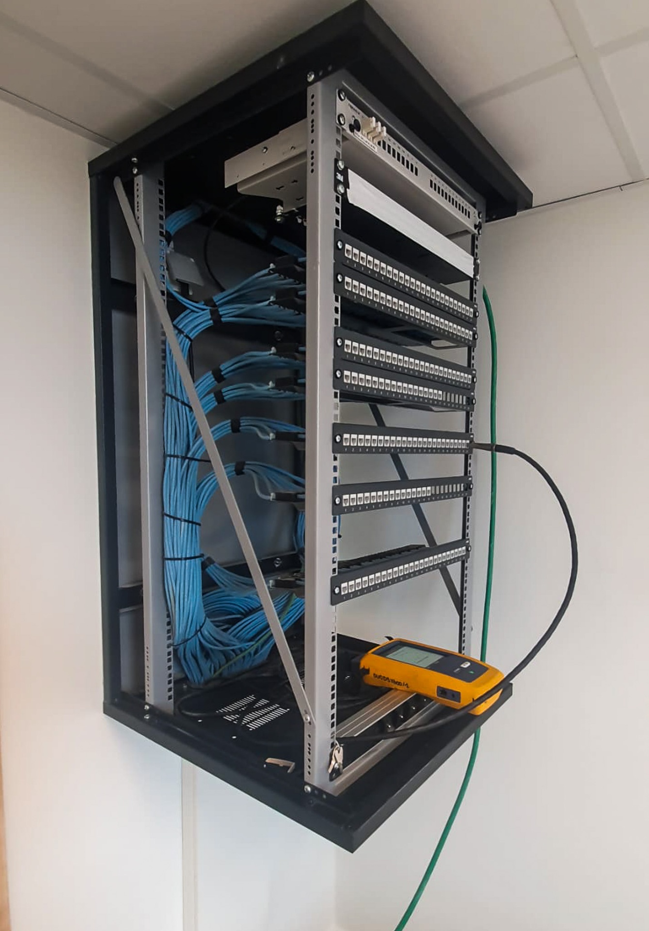 Patchkast met UniFi netwerkapparatuur